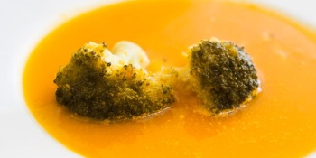 Carrot soup with broccoli