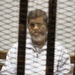 4655184_6_5bdc_mohamed-morsi-comparait-dans-cinq-proces_e44f0a7d7f4038cd541a71efc92597ad