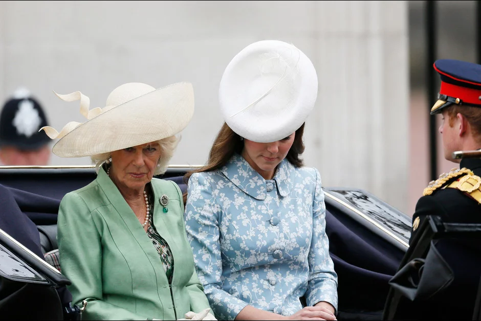 Les duchesses Camilla et Kate Middleton a la ceremonie Trooping the Colour a Londres a l occasion de l anniversaire de la rein1e Elizabeth1
