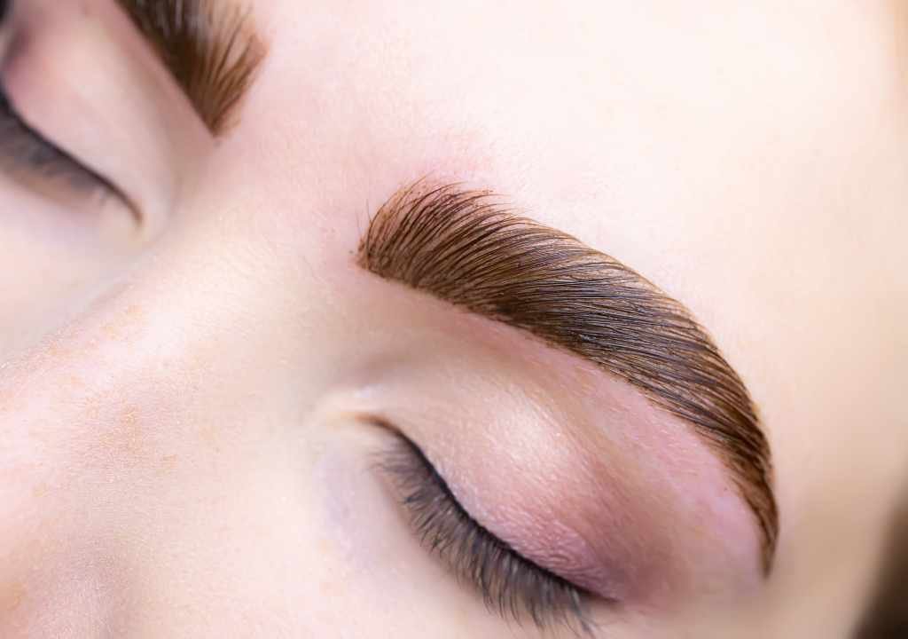How to lighten eyebrows with bleach at home