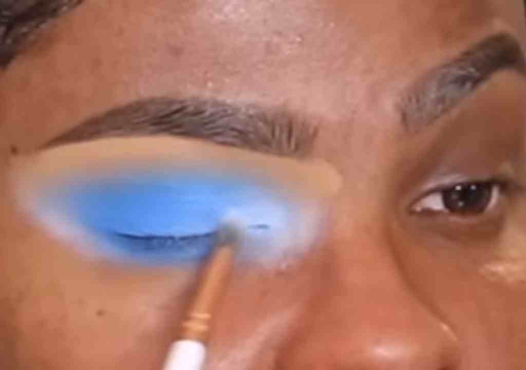 Achieve Stunning Light Blue Smokey Eye Makeup Look: Step-by-Step Tutorial stunning light blue smokey eye makeup