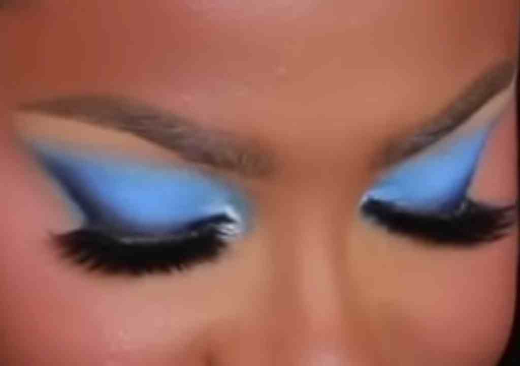 stunning light blue smokey eye makeup