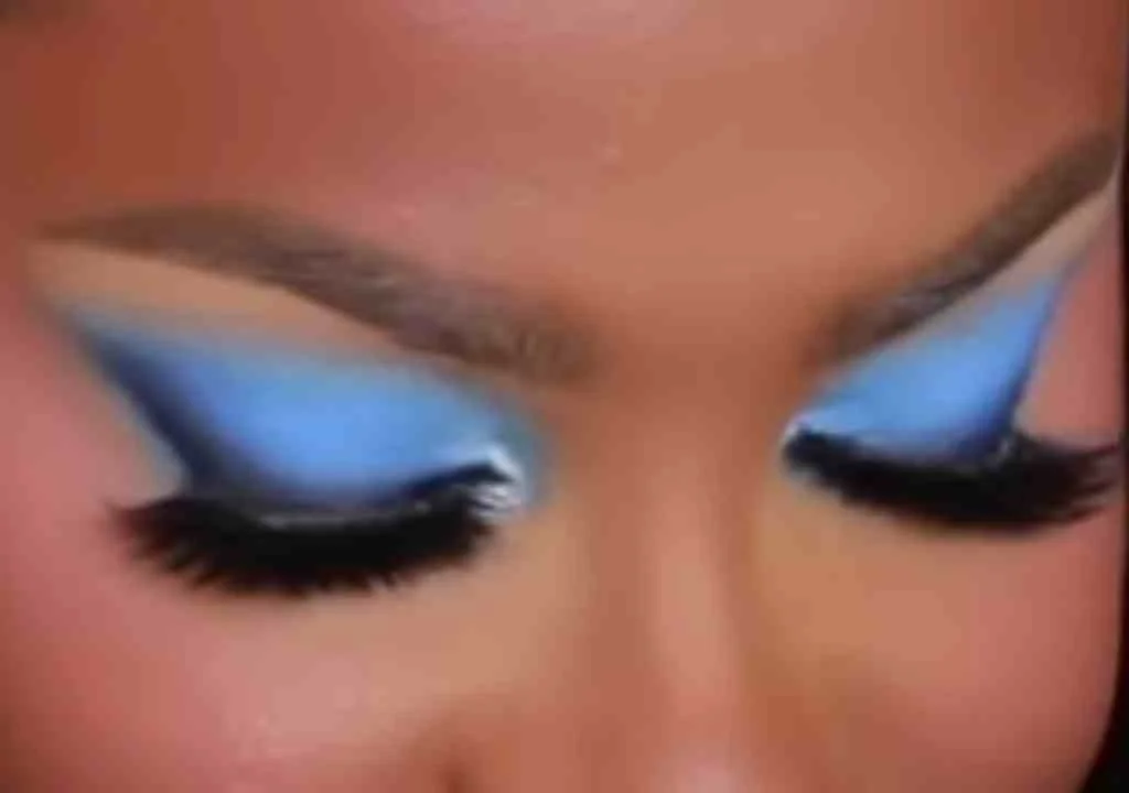 Achieve Stunning Light Blue Smokey Eye Makeup Look: Step-by-Step Tutorial stunning light blue smokey eye makeup