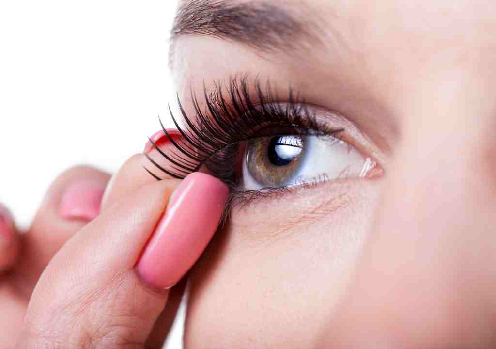 how to put on fake lashes for beginners