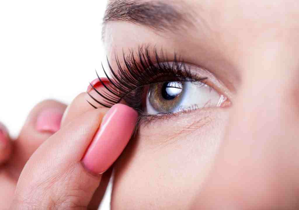 Flawless Flutter: How to Put on Fake Lashes for Beginners how to put on fake lashes for beginners