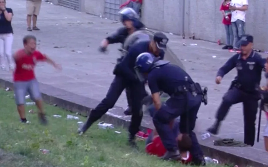 Horrible moments for child: Police beats Father in front of child