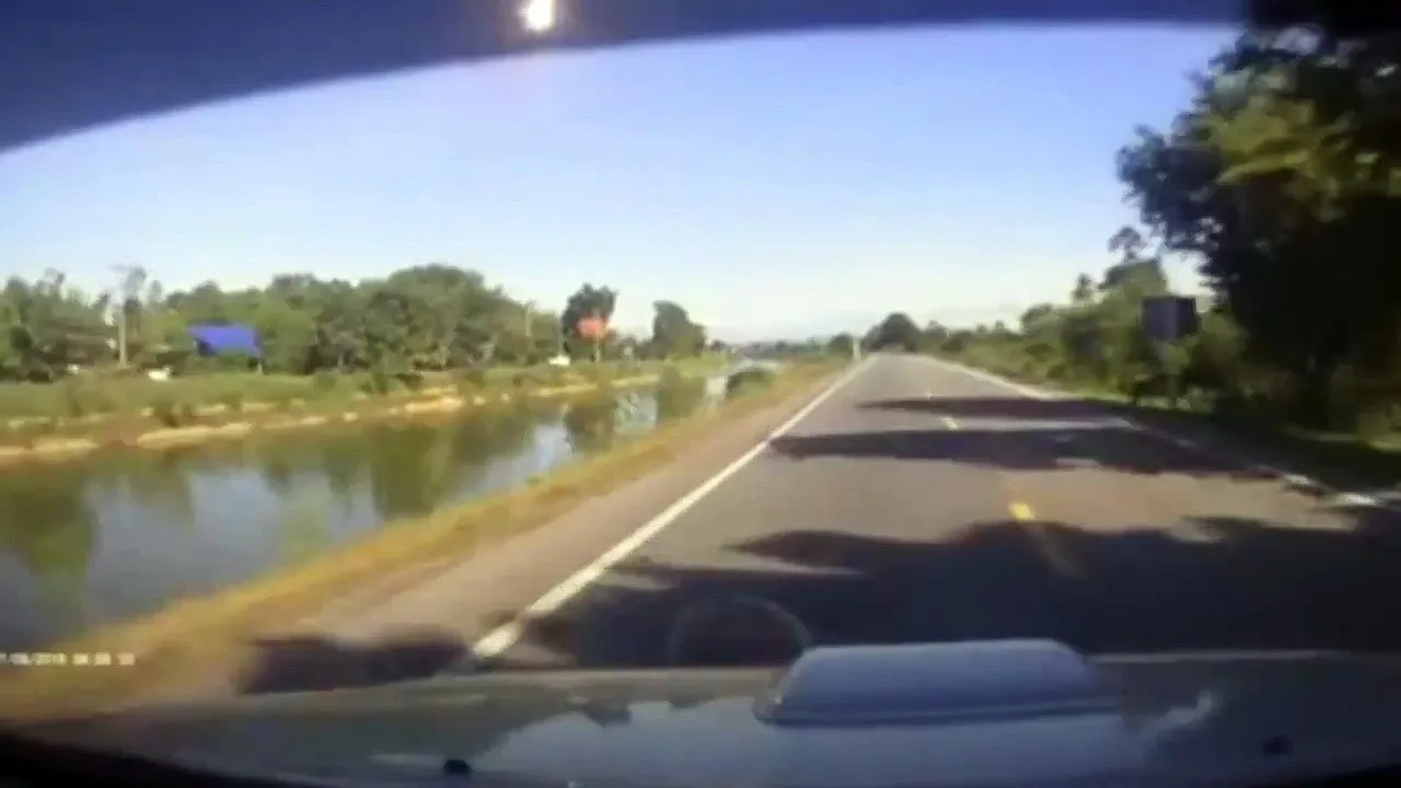 Meteor Fireball Falls in Thailand 09-07-2015